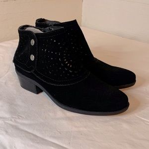 Ankle cut Boots by Beartraps.  Size 7.  Color Black